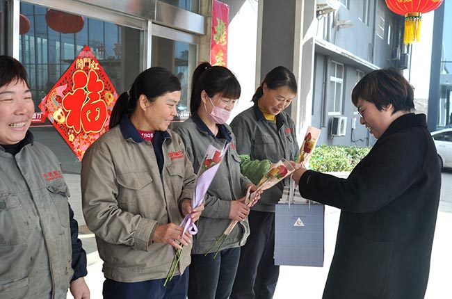 第一事業(yè)部總經(jīng)理王春燕為大家發(fā)放福利