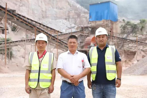 廣西服務(wù)銷售經(jīng)理李華軍、安裝售后工程師靳丁文與順成石料廠總經(jīng)理韋榮林合影