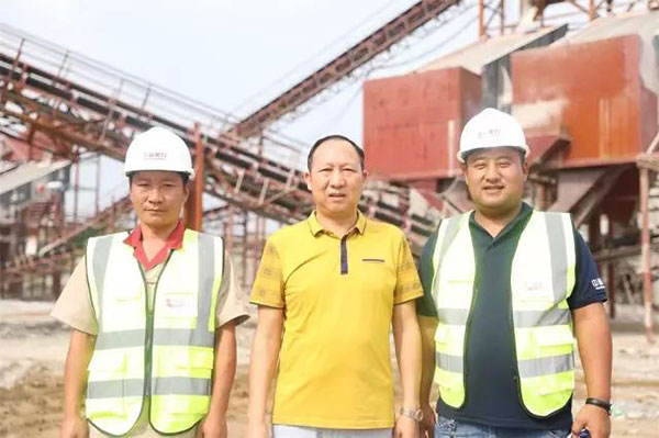 服務(wù)銷售經(jīng)理李華軍、安裝售后工程師靳丁文與竹篙山采石場何總合影