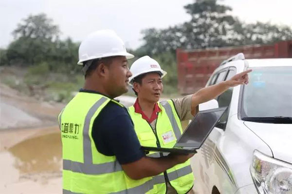 服務(wù)銷售經(jīng)理李華軍、安裝售后工程師靳丁文在交流溝通