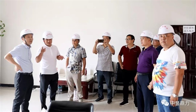 參觀生產(chǎn)線中控室