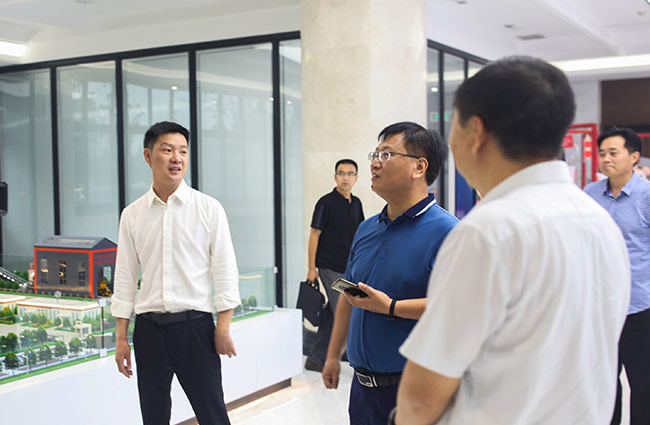 張治民董事長(zhǎng)介紹多位一體循環(huán)建材產(chǎn)業(yè)園項(xiàng)目建設(shè)理念