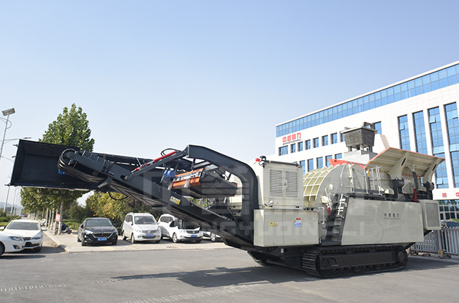 對于移動(dòng)式破碎機(jī)的介紹和厲害之處 對于移動(dòng)式破碎機(jī)的介紹和厲害之處