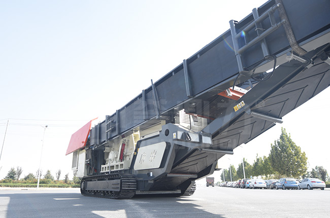 時產(chǎn)200噸移動破碎機開采鐵路小石頭保生產(chǎn) 時產(chǎn)200噸移動破碎機開采鐵路小石頭保生產(chǎn)